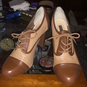 Brown closed toed booties, size W 11